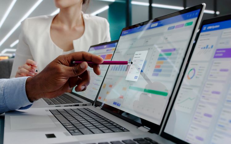 B2B business owners reviewing invoices and a calendar to set Net 30, Net 60, and Net 90 payment terms.